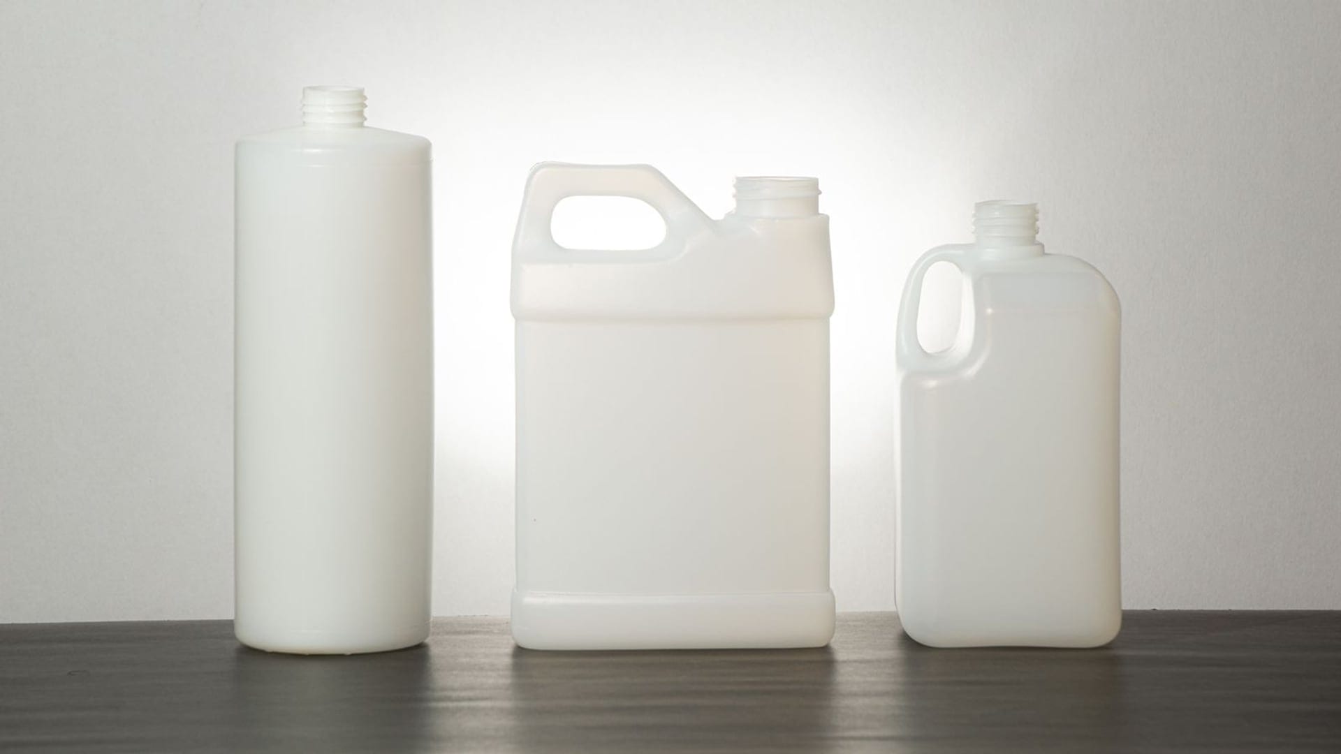 Envases de plástico HDPE natural de la línea 01: botella cilíndrica de 1 litro, garrafa tipo F de 4 litros y envase con asa de 1 litro