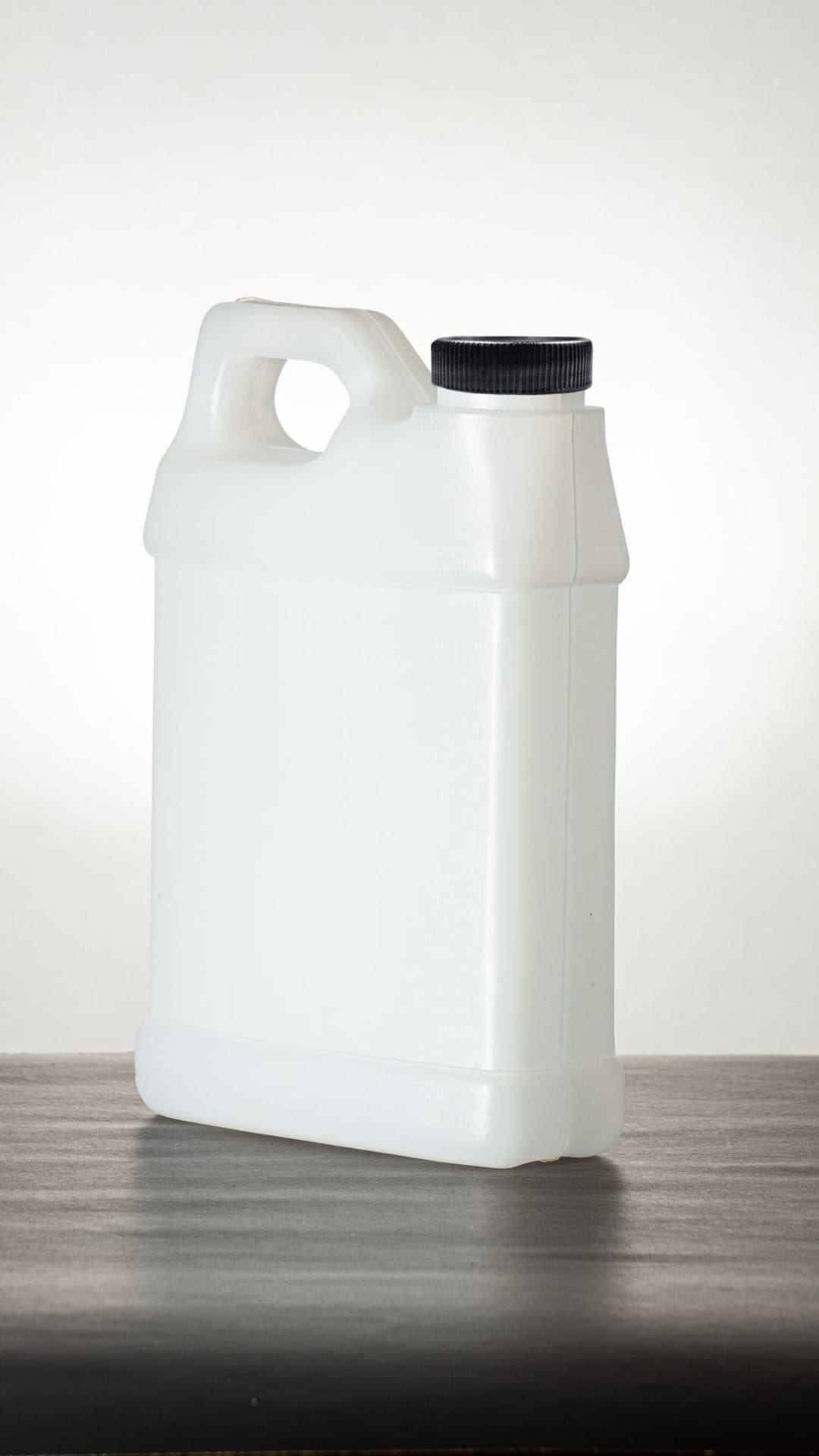 Garrafa tipo F de 4 litros en HDPE natural con tapa negra